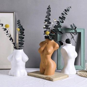 Керамическая ваза обнаженного женского тела