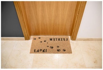 wycieraczka z napisem Wytrzyj łapki i grafiką