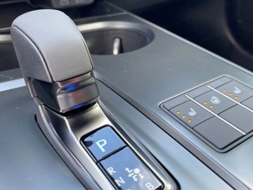 Lexus UX Crossover Facelifting 2.0 300h 199KM 2025 Od ręki - 300h F Sport Design 2.0 Hybrid Dynamic Force 199KM, zdjęcie 8