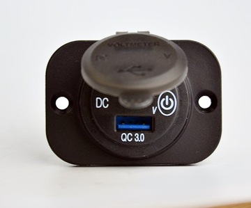 Быстрое автомобильное зарядное устройство с вольтметром 2x USB Qc 3.o с рамкой