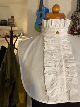 BIAŁA KOSZULA KOŁNIERZ POD SWETEREK Z ŻABOTEM