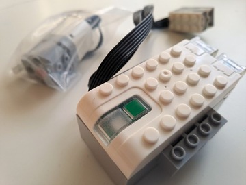Hub Wedo 2.0 wraz z silnikiem oraz czujnikami wychylenia i ruchu
