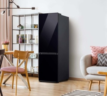 Встраиваемый гарнитур Samsung BLACK GLASS BESPOKE с отдельно стоящим холодильником