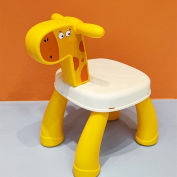 Cartoon giraffe dzieci budujące krzesła stołowe