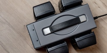 Четырехканальное зарядное устройство Newell BP-4CHT с V-образным креплением