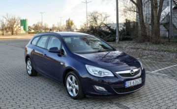 Opel Astra J Sports Tourer 2.0 CDTI ECOTEC 160KM 2010 Opel Astra 2,0CDTI (160KM) 196 tys. km Bezwypadkowy 2.0 Diesel 160KM, zdjęcie 5