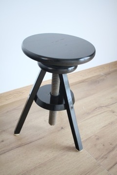 Табурет для фортепиано с регулируемой высотой.