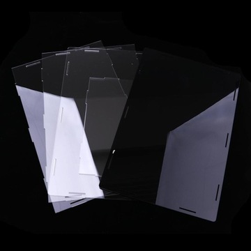 Gablota akrylowa o wymiarach 40x20x20 cm, podstawa w kolorze czarnym z połyskiem