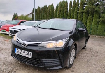 Toyota Corolla XII Sedan 1.6 Valvematic Dual VVT-i 132KM 2019 Toyota Corolla 2019r, 1.6 Benzyna. Uszkodzone boki. Jezdzi. 1.6 Benzyna, zdjęcie 1