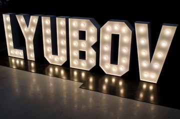 Надпись ЛЮБОВЬ с подсветкой из 100 светодиодных свадебных лампочек