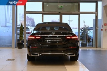 Mercedes Klasa E W213 Limuzyna Facelifting 2.0 E220d 194KM 2022 Mercedes-Benz Klasa E 220dFV23Reflektory LED StatyczneOswietlenie Ambiente, zdjęcie 14