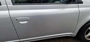 DVEŘE PRAVÉ PŘEDNÍ TOYOTA YARIS I 1 1E7 KOMPLETNÍ