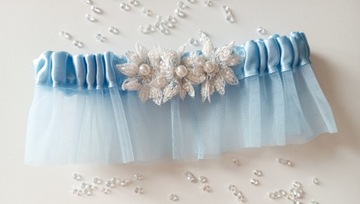 Синяя свадебная подвязка с синими цветами из тюля, украшенная бисером