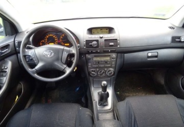 Toyota Avensis II Sedan 1.8 VVT-i 129KM 2004 Toyota Avensis 1.8ben,klima,zarejestrowana 1.8 Benzyna 129KM, zdjęcie 2