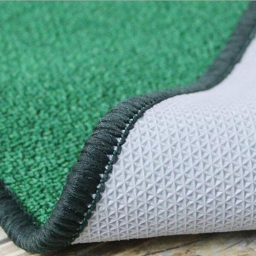 Противоскользящий коврик для гольфа из химического волокна.