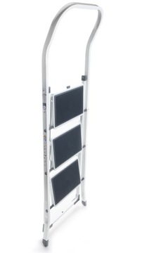 Трехступенчатая прочная стальная лестница с противоскользящим покрытием.