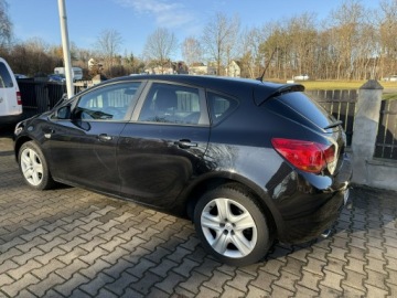 Opel Astra J Hatchback 5d 1.4 Turbo ECOTEC 140KM 2011 Opel Astra 1,4 Turbo 140 ps ładna świezo, zdjęcie 4