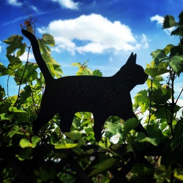 Кот Лолек – садовое украшение для забора.