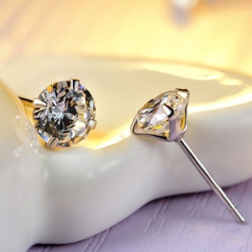 Серьги СЕРЕБРЯ 925 пробы, блестящие белые цирконы, 7 мм.