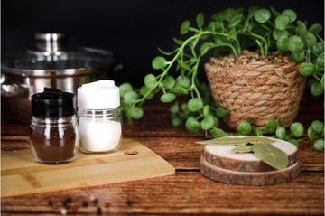 SOLNICZKA PIEPRZNICZKA KOMPLET SZKLANA SOLNICZKA I PIEPRZNICZKA KLASYCZNE