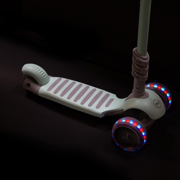 ДЕТСКИЙ САМОКАТ С СЕДЛОМ И ОСВЕЩАЮЩИМИ КОЛЕСАМИ