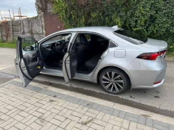 Toyota Corolla XII Sedan 1.8 Hybrid 122KM 2022 Toyota Corolla 1,8 Hybrid Comfort+ Styl +Tech Niski Przebieg, Salon Polska, zdjęcie 3