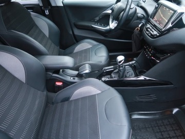 Peugeot 2008 I SUV Facelifting 1.2 PureTech 130KM 2017 Peugeot 2008 1.2 PureTech, Salon Polska, zdjęcie 8