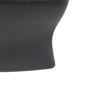 Щетка для чистки салона автомобиля. Белый инструмент для чистки щелей.