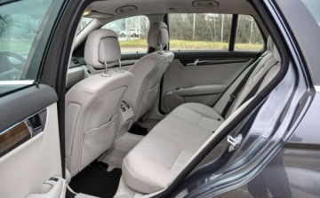 Mercedes Klasa C W204 Limuzyna 3.0 350 CDI BlueEFFICIENCY 231KM 2010 Mercedes-Benz Klasa C 3,0CDI (231KM) Automat Bezwypadkowy 3.0 Diesel 231KM, zdjęcie 7