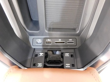 AUDI E-TRON 4KE SEDADLA POHOVKA BOKY TUNEL ALCANTARA 25KM