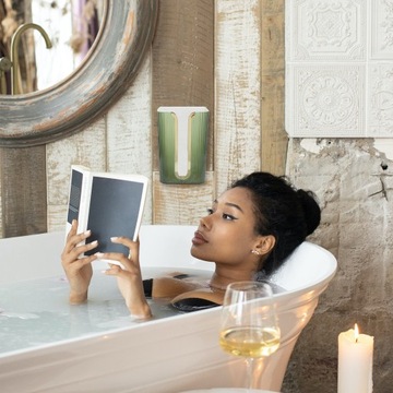 Золотые держатели для бумажных полотенец на стене.