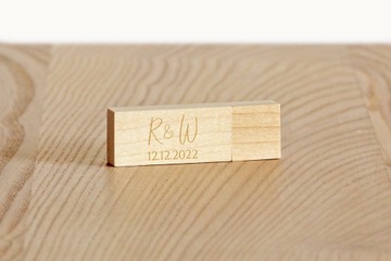 Коробка с гравировкой для фотографий 18х23 на флешке.