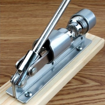 ЩЕЛКУНЧИК НА ПРОЧНОЙ СТАЛЬНОЙ ПОДСТАВКЕ