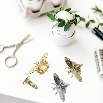 Сумочка с декоративными замочками в виде пчелок.