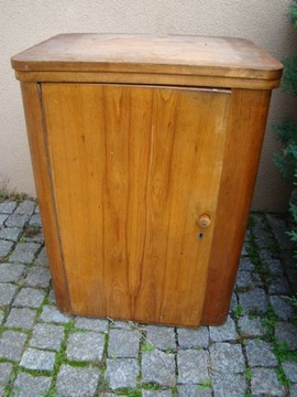 Zabytkowa maszyna do szycia w zabudowie Łucznik 82