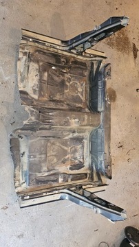 Квадраты пола сзади седана BMW e30