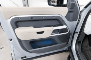 Land Rover Defender IV (L663) Hard Top 90 3.0D R6 250KM 2023 Land Rover Defender 110 3.0D 250KM. Salon PL. FV., zdjęcie 28