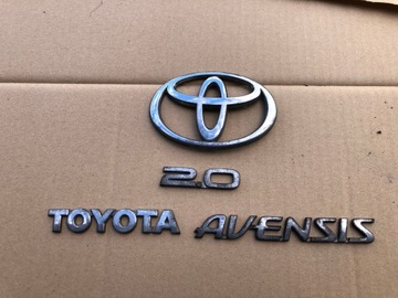 EMBLEMAT ZNACZEK KLAPY TOYOTA AVENSIS 2.0 T25 SEDA