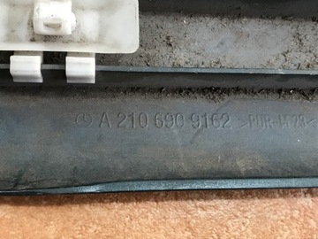 LIŠTA DVEŘE LEVÝ PŘEDNÍ MERCEDES W210 A 2106900162