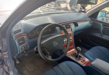 Mercedes Klasa E W210 Sedan 2.9 Turbo-D 129KM 1999 Mercedes-Benz Klasa E Mercedes-Benz Klasa E 290 T TD Classic 2.9 Diesel, zdjęcie 16