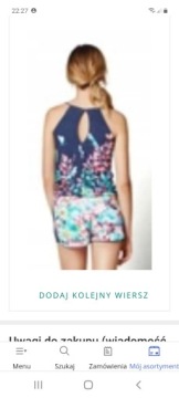 Смешанный комплект мужской, женской и детской одежды.