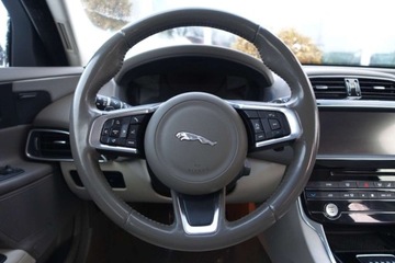 Jaguar XE Sedan 2.0 i4 200KM 2017 Jaguar XE Bezwypadek Salon PL 1rej. 2018 RWD 2.0 Benzyna, zdjęcie 13