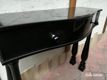 Глянцевая черная консоль