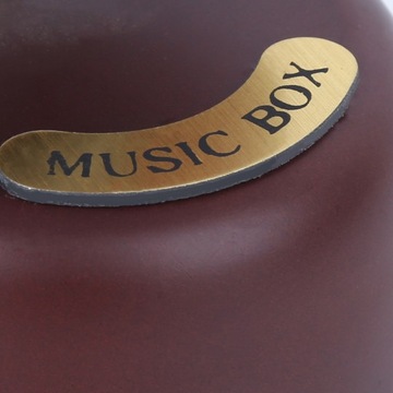 Скрипка в форме вращающейся деревянной музыкальной шкатулки.