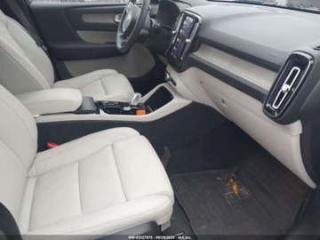 Volvo XC40 2024 Volvo XC 40 B5 Plus Dark Theme 2024 2.0l 2.0 Benzyna 247KM, zdjęcie 9