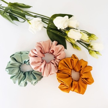 Атласная резинка для волос пудрово-розового цвета.