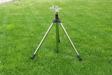 ZRASZACZ OGRODOWY OBROTOWY NA STATYWIE PULSACYJNY DO OGRODU TRAWNIK POLOWY