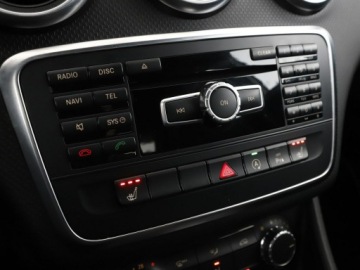 Mercedes Klasa A W176 Hatchback 5d Facelifting 180 d 109KM 2015 Mercedes A 180 A180 CDI Urban Klimatyzacja, zdjęcie 24