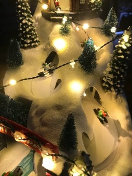 Świąteczna wioska ze stokiem narciarskim SCENKA