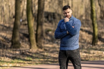 MODNY SWETER MĘSKI KOMIN GOLF WAR. JEANSOWY - M